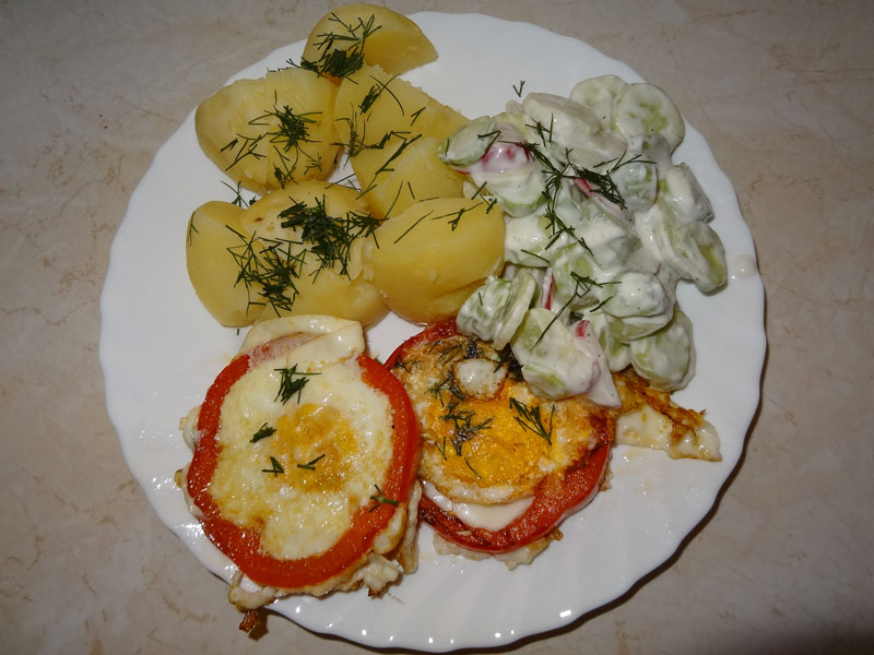 Smaczny obiad - jajko w papryce, ziemniaki na parze i mizeria